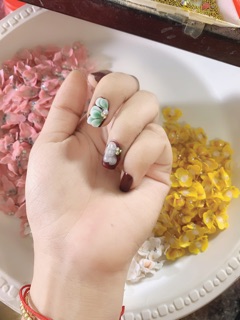 Hoa bột gốc ẩn tay chân