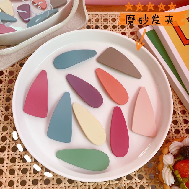 Cặp mái, cặp tóc màu cổ điển trơn cho các bạn gái
