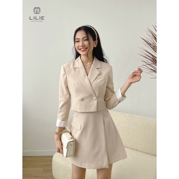 Set blazer croptop 2 cúc ngang be và chân váy vạt chéo | BigBuy360 - bigbuy360.vn