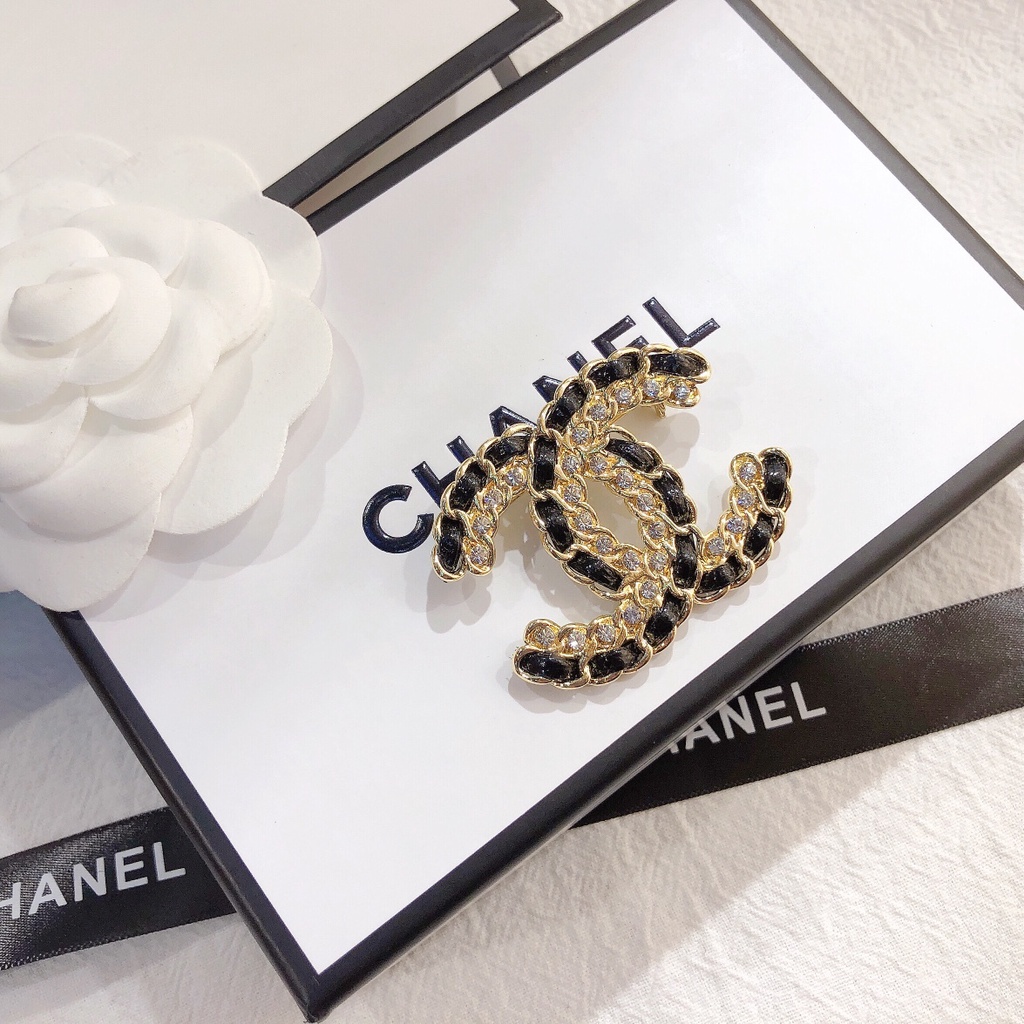 Ghim cài áo hình logo đính đá giả thời trang