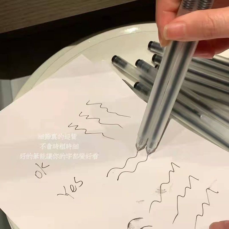 Bút Bi Mực Đen Ngòi 0.5mm Vỏ In Họa Tiết Carbon