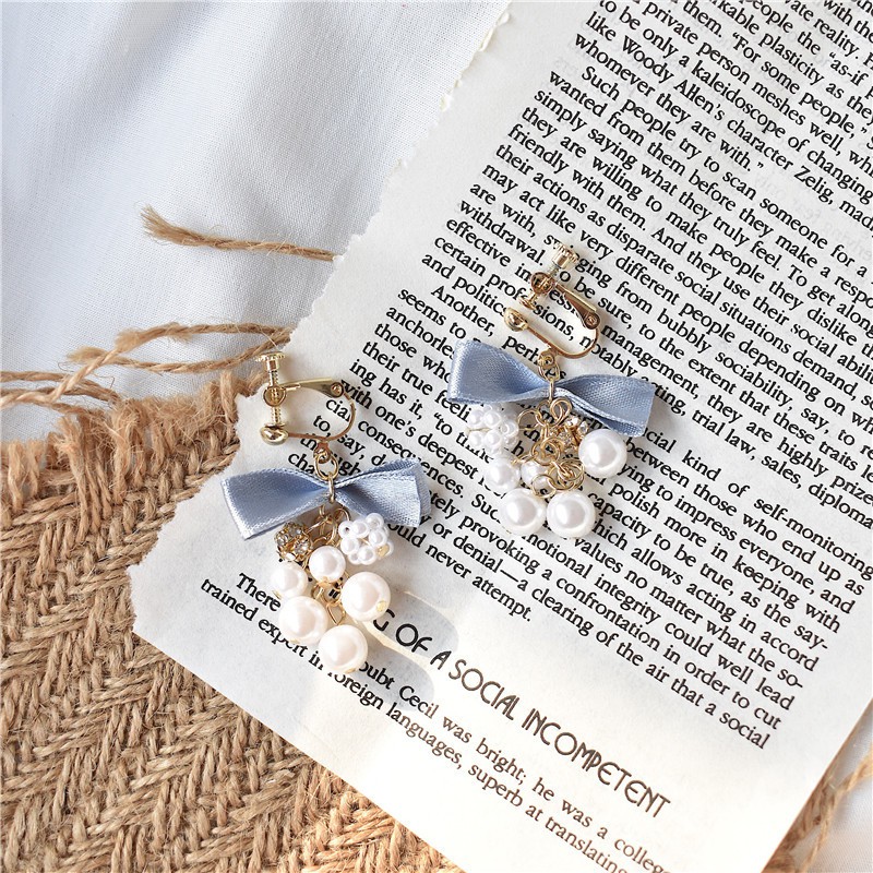 Hoa tai nơ xanh kết tay