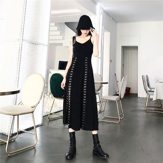 Set đầm đen ulzzang dài 2 dây xẻ tà móc thánh giá kim loại + áo croptop chùm đầu cá tính độc chất lạ