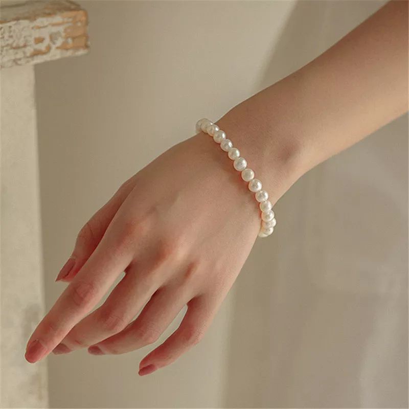 Vòng tay nữ chuỗi hạt trắng kết hợp charm tài lộc mang lại sự may mắn
