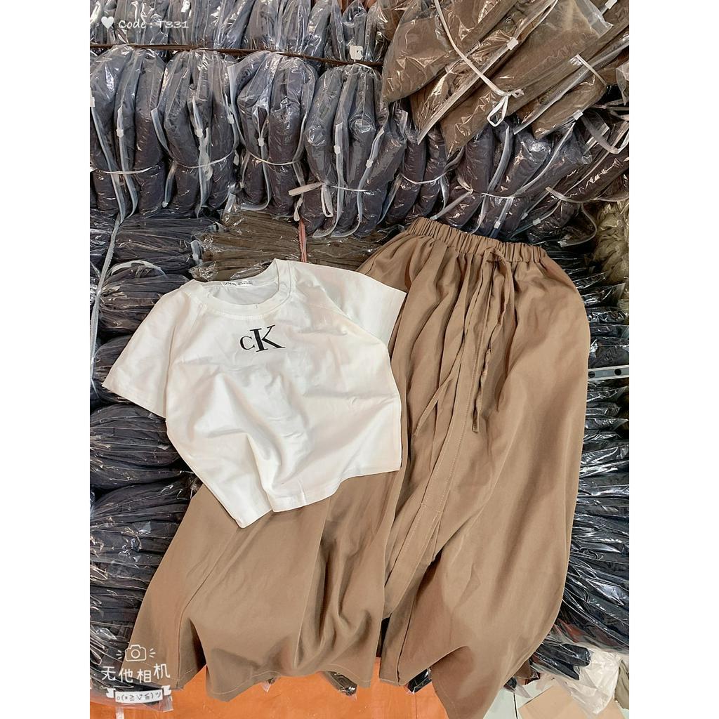 set qc áo thun in chữ dáng croptop kèm chân váy nâu kaki rộng dáng dài