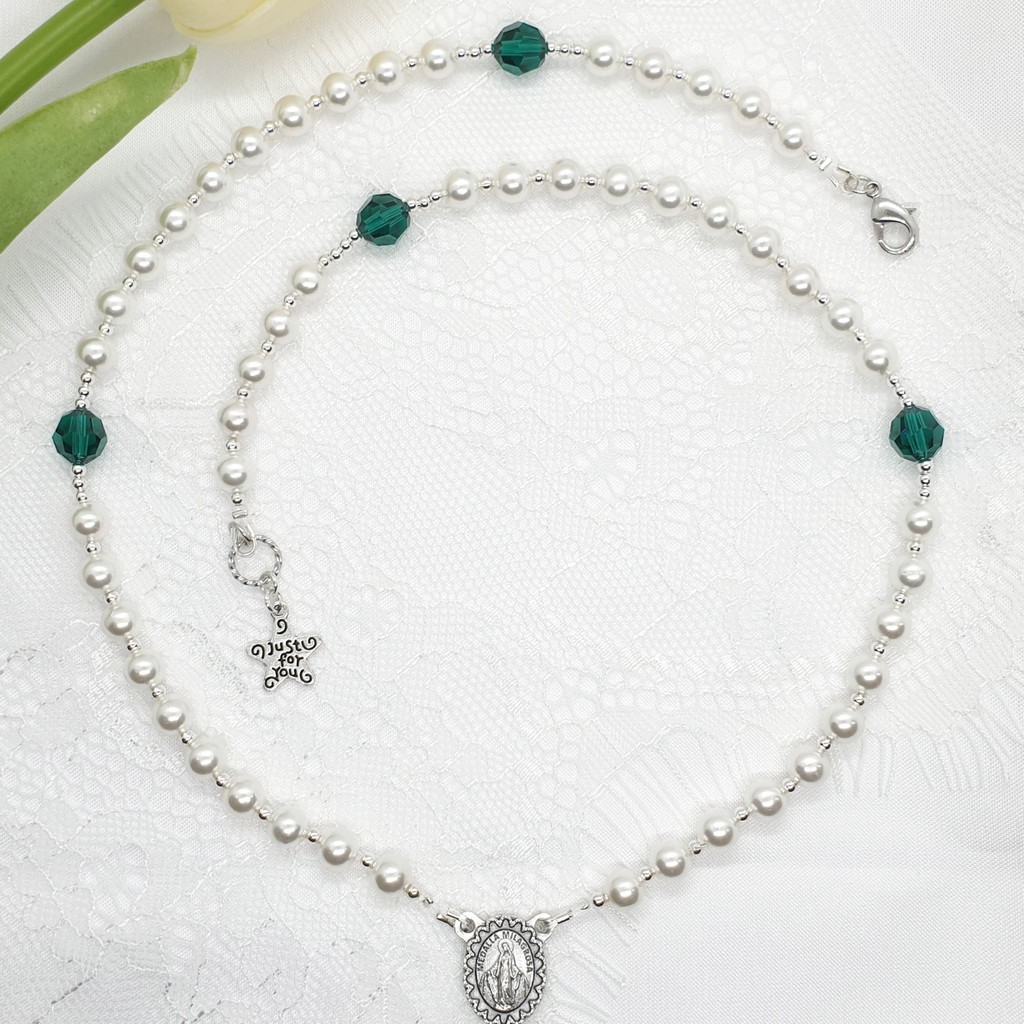 Chuỗi mân côi đeo cổ White Faux Pearl đính mề đay Huyền Nhiệm thiết kế handmade limited