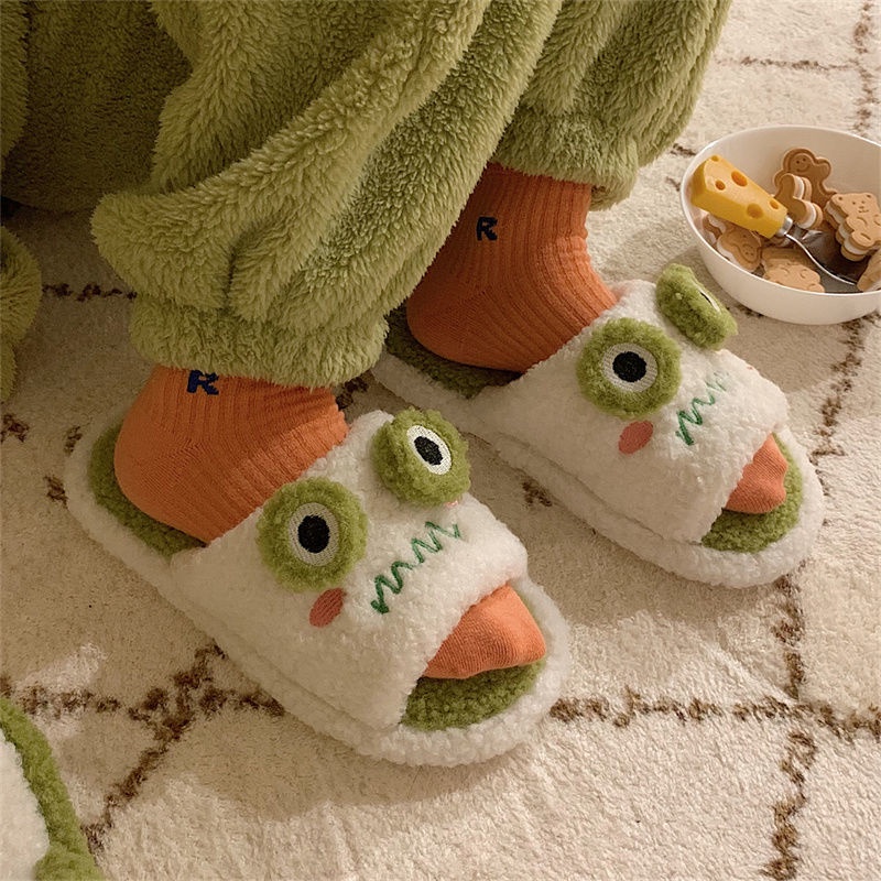The new Korean cartoon plush slipper girl uses lovely soft-soled anti-skid cotton slippers for indoor home in winter.