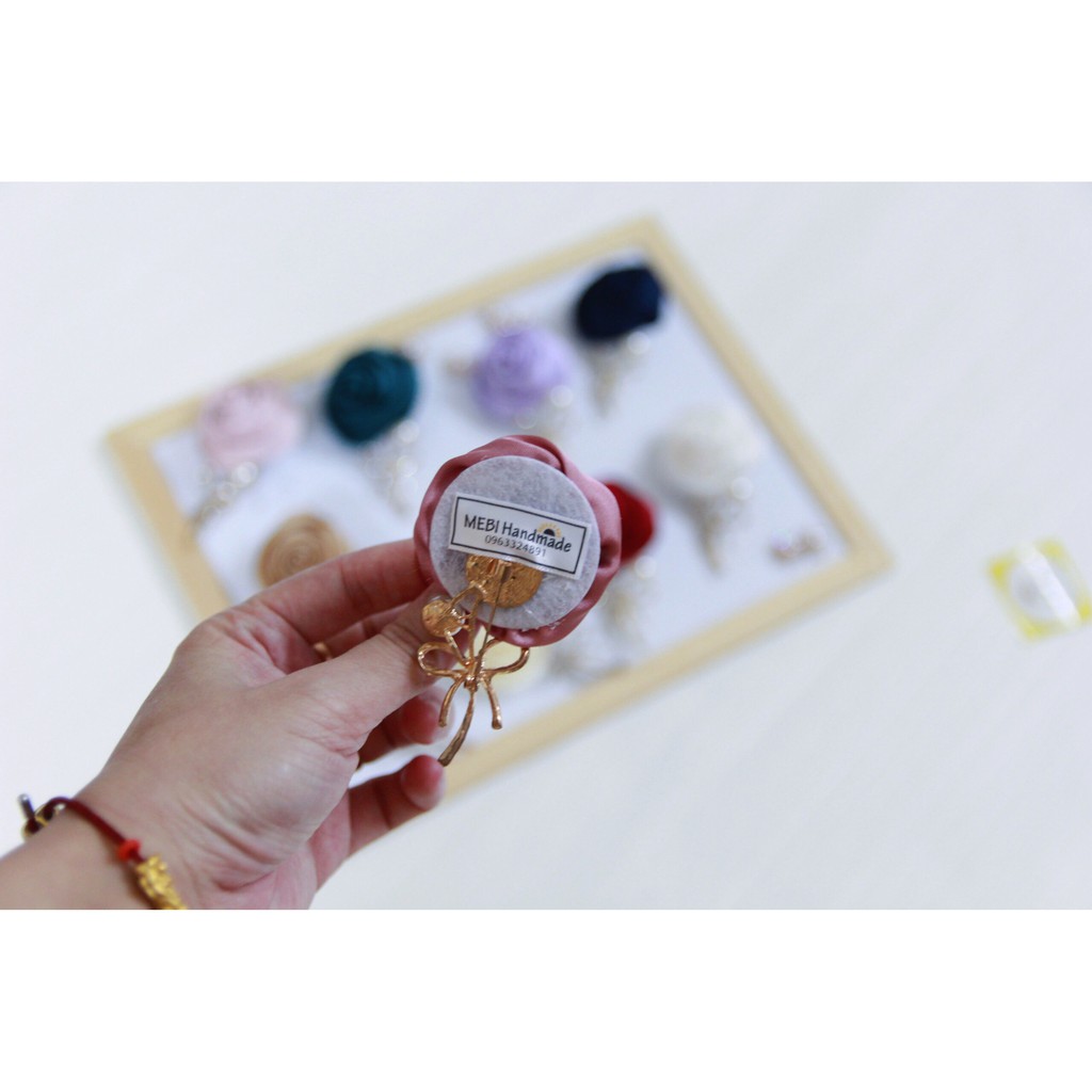 (Ảnh thật 100% Tặng hộp quà) - Hoa cài áo handmde mẫu hồng cuộn cành kim loại nơ kim liền siêu xinh (NO BOX)