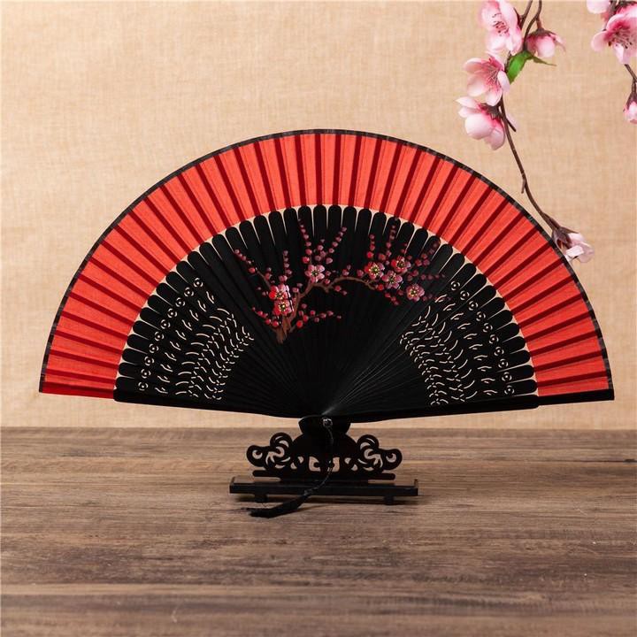 Quạt cổ trang viền đỏ hoa đào