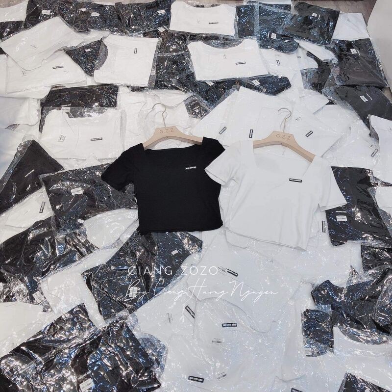 Áo cộc cổ vuông tag chữ nhỏ dáng croptop