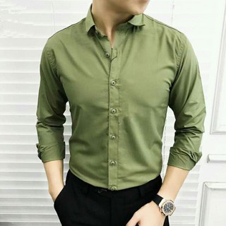 ÁO SƠ MI NAM  DÀI TAY MÀU XANH RÊU, CỔ BẺ DÁNG ÔM, CHẤT VẢI LỤA THÁI MỀM MỊN CHỐNG NHĂN
