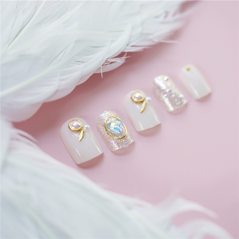 Set 24 Móng Tay Giả Màu Bạc Họa Tiết Trái Tim Dễ Thương Cho Nữ