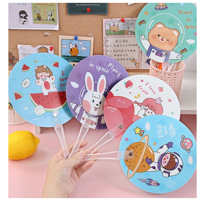 Quạt cầm tay mini làm bằng nhựa hình tròn nhiều hoạ tiết - Dino Case | BigBuy360 - bigbuy360.vn