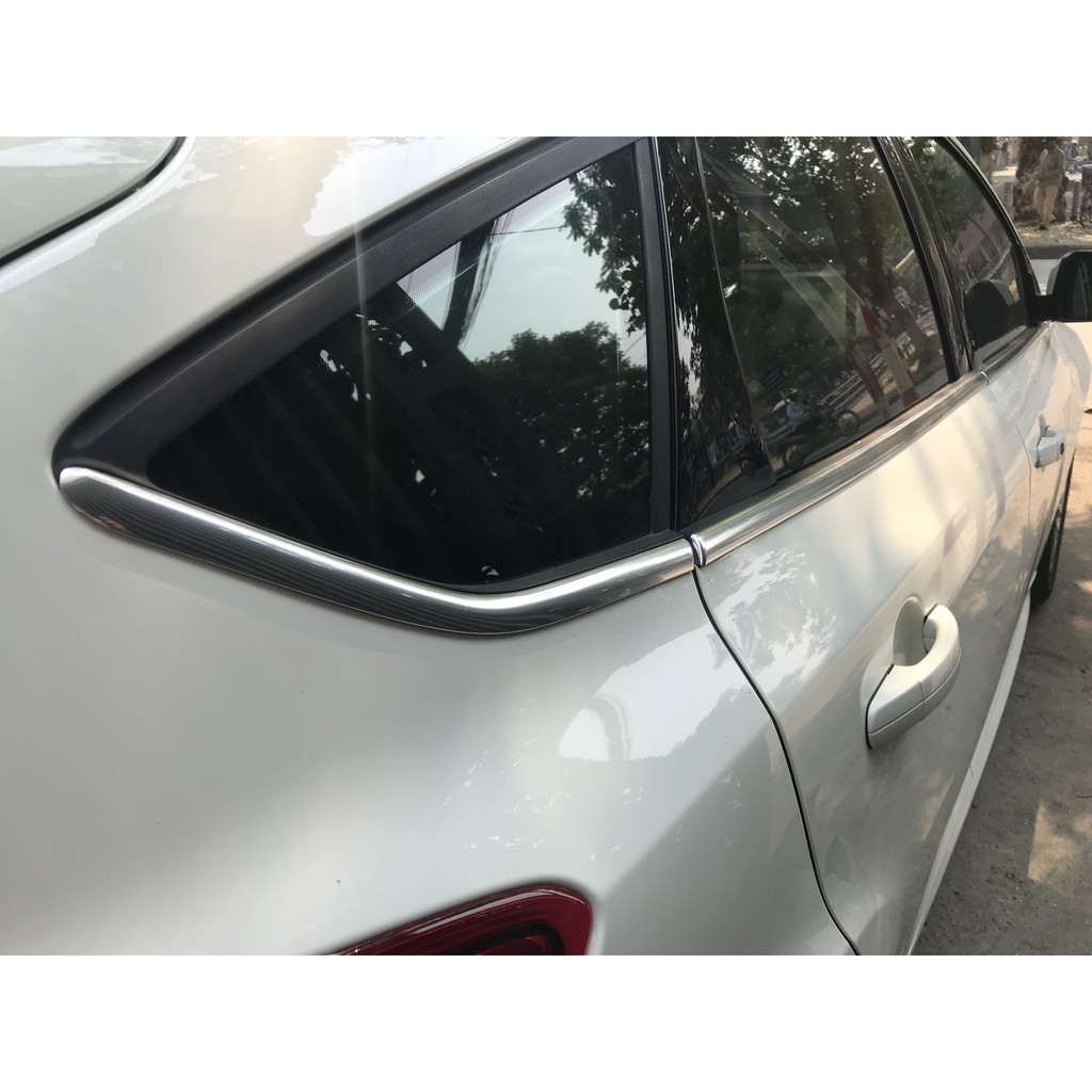 Nẹp inox chân kính theo xe Focus hatback 2012-2019