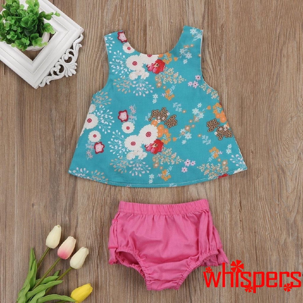 Bộ quần áo gồm áo thun không tay họa tiết hoa và quần short dành cho bé gái