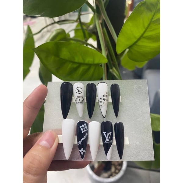 Móng úp thiết kế Nail box thiết kế giá rẻ - Mẫu sơn trắng đen gắn sticker LV