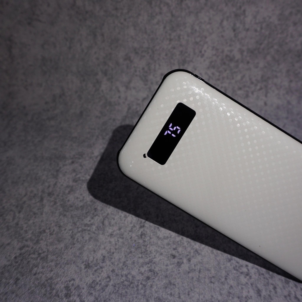 Pin sạc dự phòng BESTON PS069 dung lượng 10.000mAh, có màn hình led hiển thị phần trăm pin, thiết kế nhỏ gọn