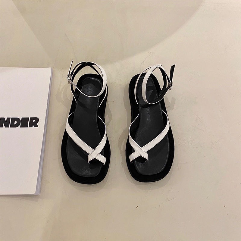 Dép sandal xỏ ngón đế bằng cao 2 màu đen trắng cơ bản dễ phối đồ phong cách trẻ trung đi chơi đi biển đi học