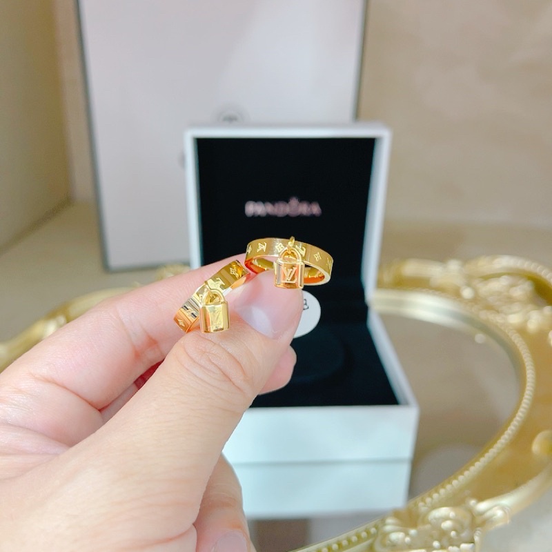 Nhẫn titan Lv ổ khoá sang đẹp mạ vàng ko rỉ