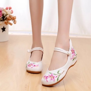 Giày vải thêu hoa ly