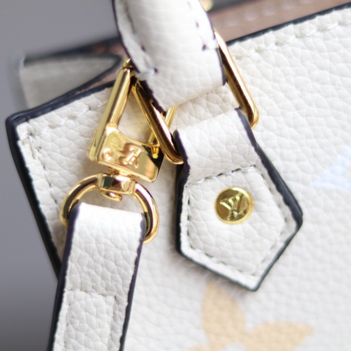 Túi xách QUẢNG CHÂU CAO CÂP Luôn Luôn Vui Tươi kèm móc tròn hot hit