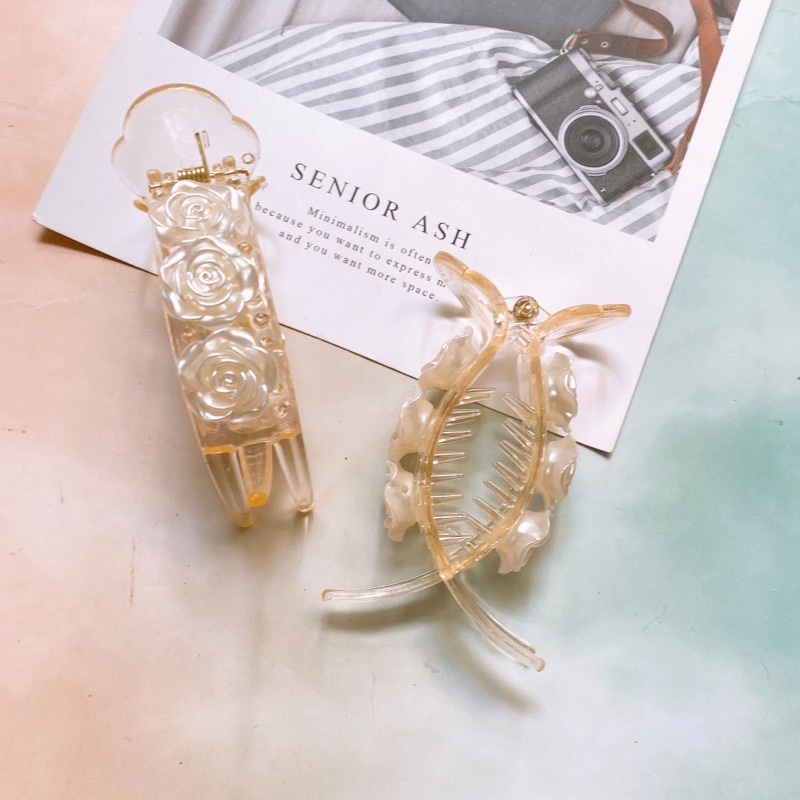 Kẹp tóc càng cua chữ kiss hoa ngọc TÍM STORE phong cách hàn quốc sang trọng