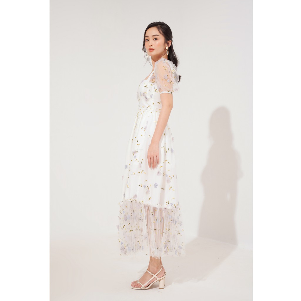 Des Fleurs - Váy maxi Love in a Mist Embroidered Lace Slit