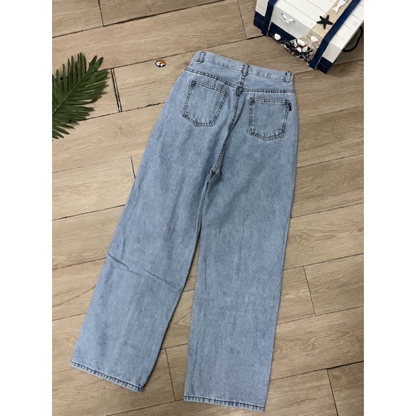 Quần jean ống rộng 2 line cân đối. Màu sắc cổ điển phù hợp với đa phong cách. | BigBuy360 - bigbuy360.vn