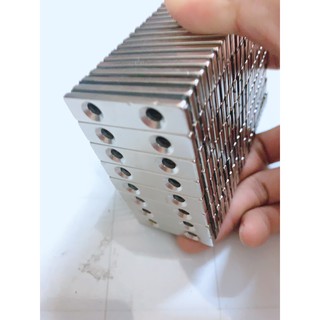 Nam châm 40x10x5 có 2 lỗ bắt vít ( nam châm vĩnh cửu)