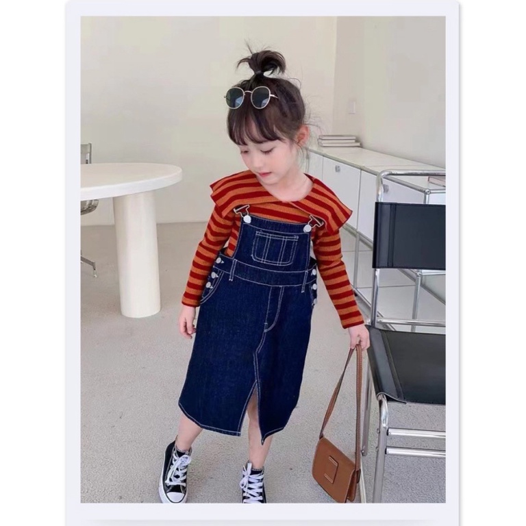 Set yếm jeans xẻ tà áo kẻ đỏ cổ lá bèo cho bé gái 10-20kg