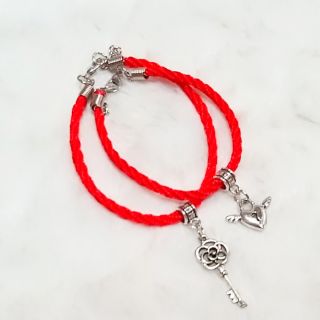 Vòng tay đôi 35k / cặp ( 2 cái ) - dây đỏ chìa ổ cánh