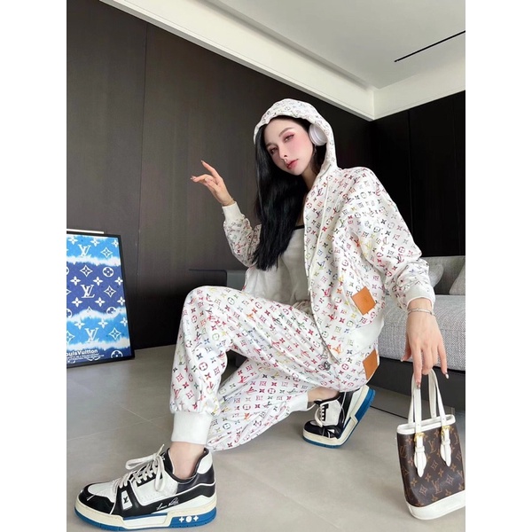 Bộ đồ thể thao nữ cao cấp áo khoác + quần dài bo gấu hoạ tiết full logo Louis Vuitton LV cao cấp