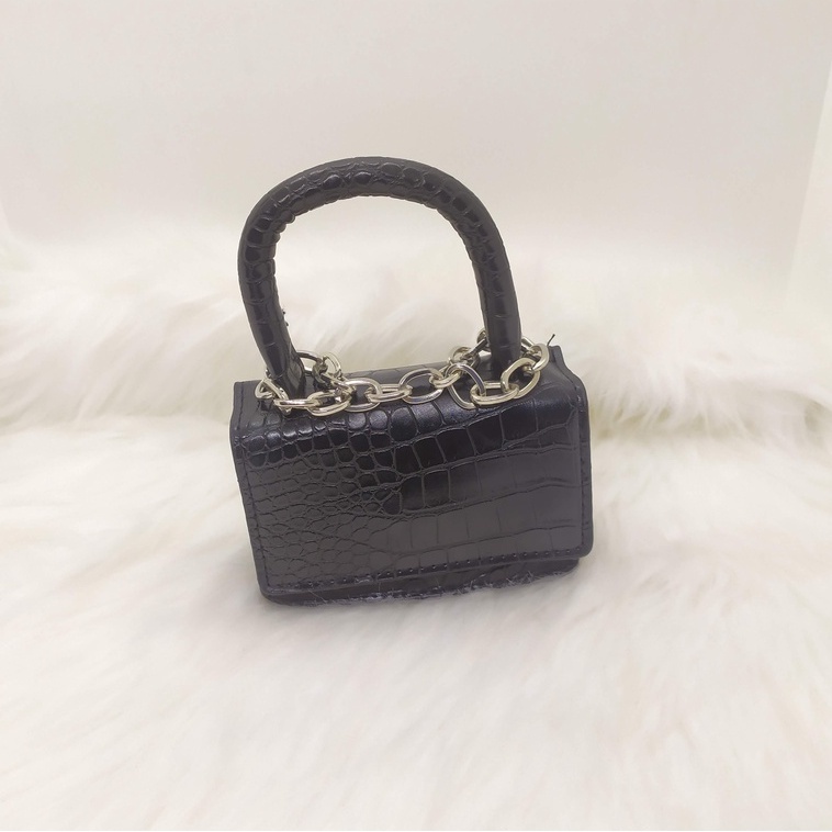 Túi mimi chất da bóng màu đen có dây xích mảnh đeo chéo