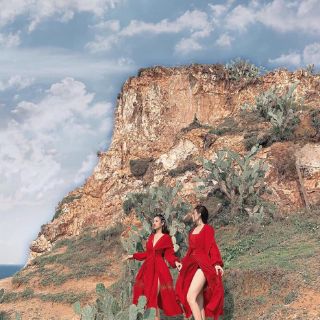 Đầm boho đỏ xẻ tà kèm khăn