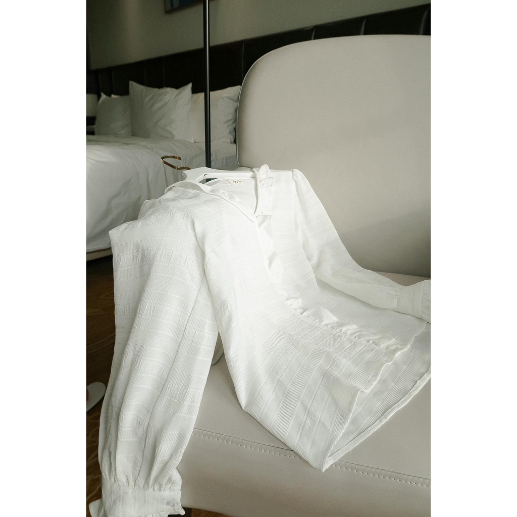 Áo kiểu trắng tay loe cổ tim byvee