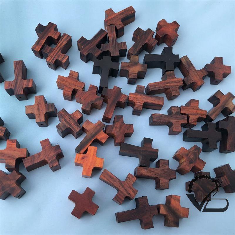 Charm Thánh Giá gỗ Trắc dành cho khách Công giáo