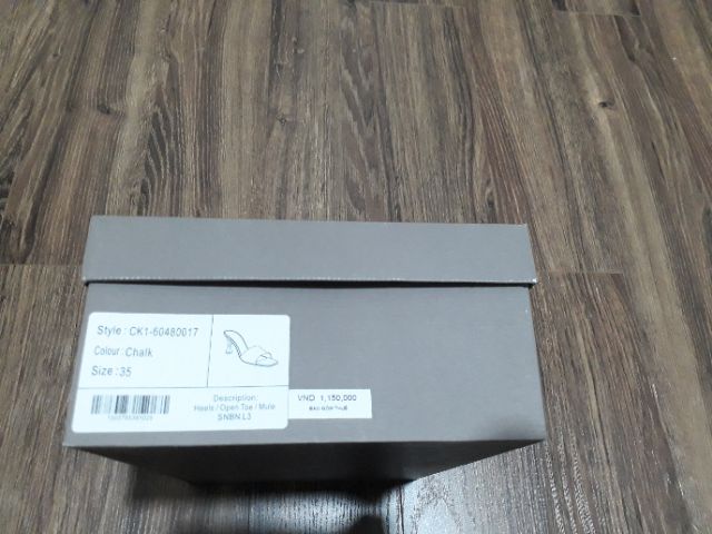 Thanh lý dép cao gót Charlies % Keith màu trắng, size 35, gót 5ph, đã qua sử dụng 01 lần, 85% new, kèm hóa đơn.