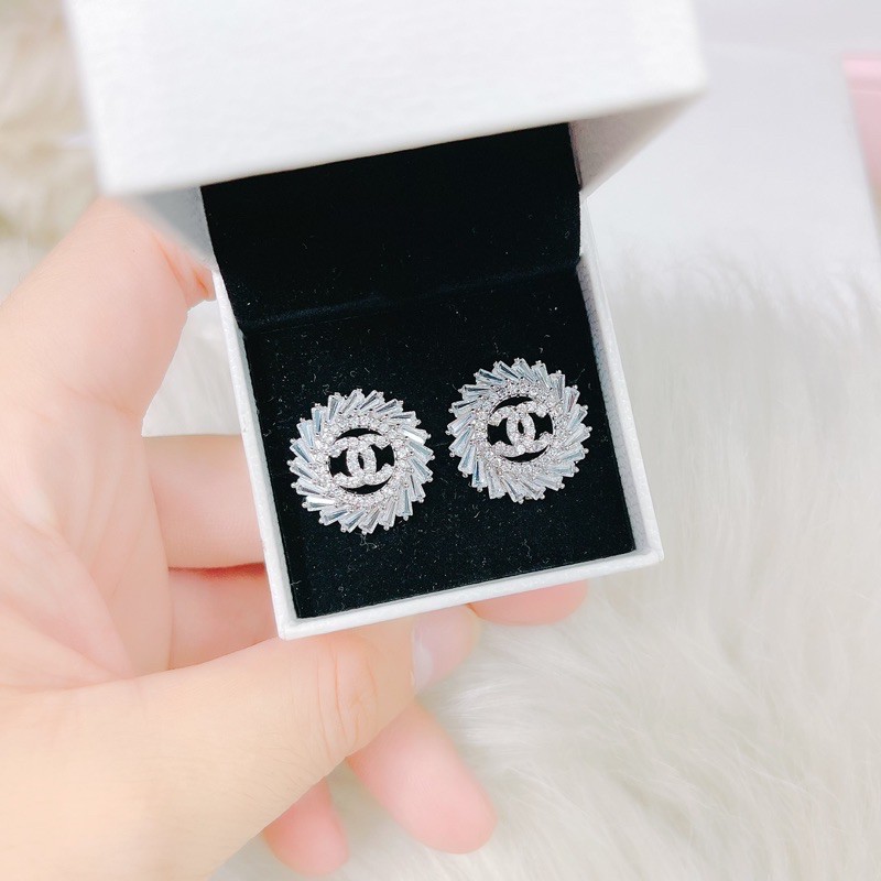 Bông tai hiệu full đá bagguet mạ bạch kim