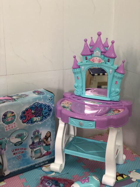 Đồ chơi bàn trang điểm Elsa cỡ đại dùng pin, có âm thanh, ánh sáng