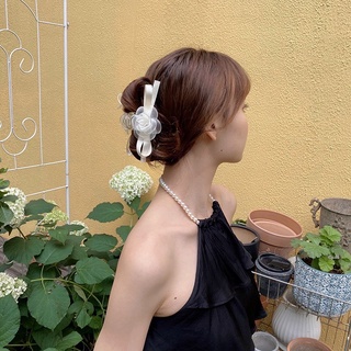 Cặp ngoạm hoa hồng trắng