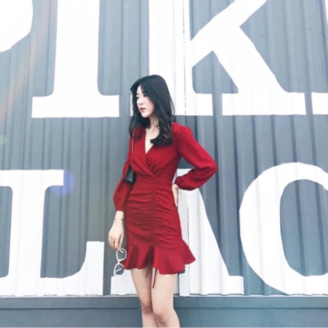 Đầm cổ V đỏ nhún