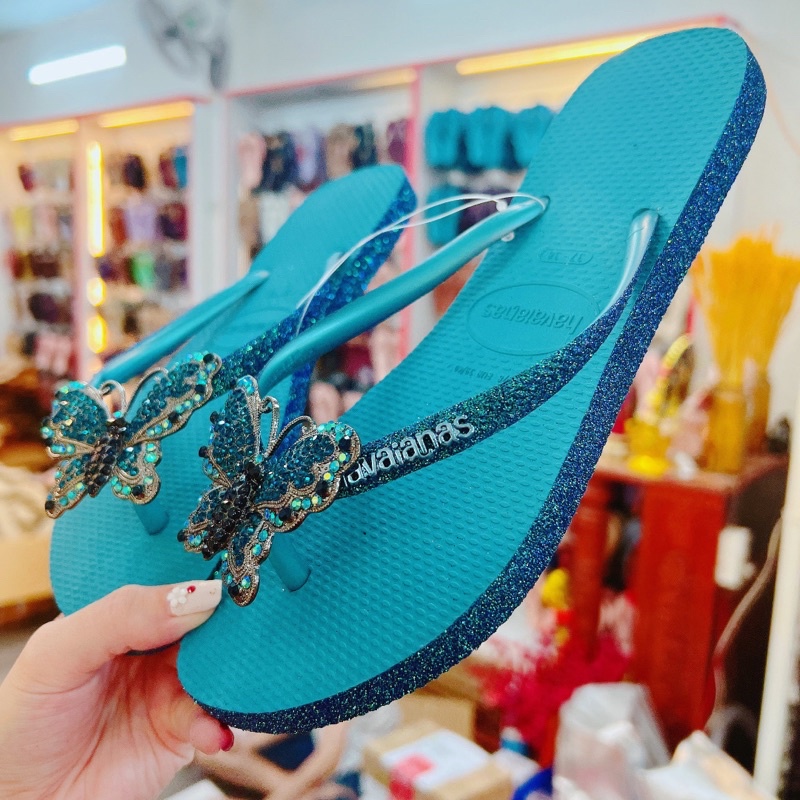 dép HVN Kim tuyến viền xanh biển mix charm nữ hoàng xanh
