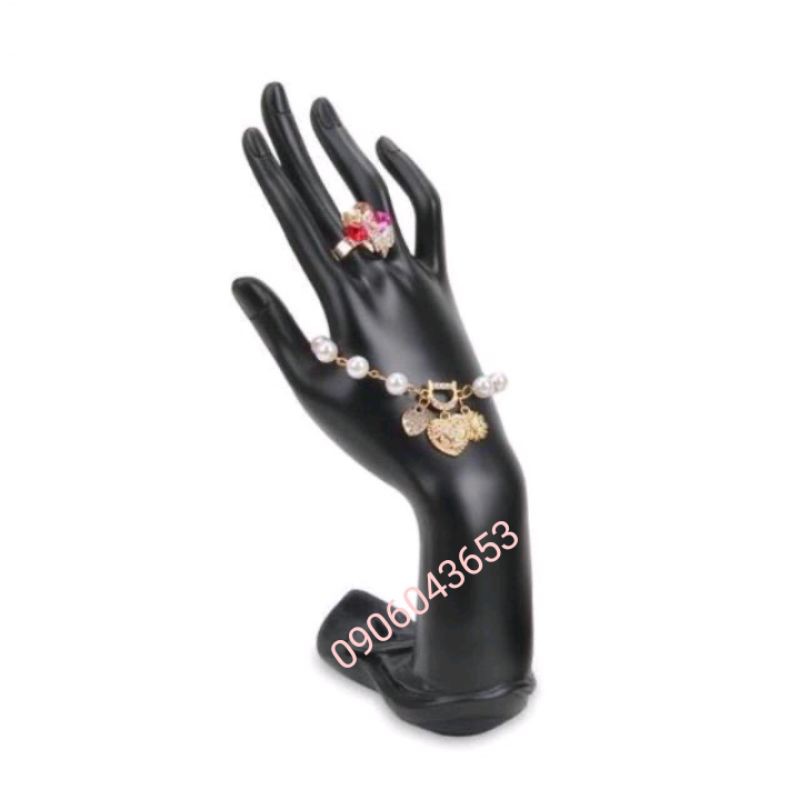 Tay manocanh đeo trang sức