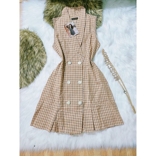 Đầm caro cổ vest sát nách trẻ trung