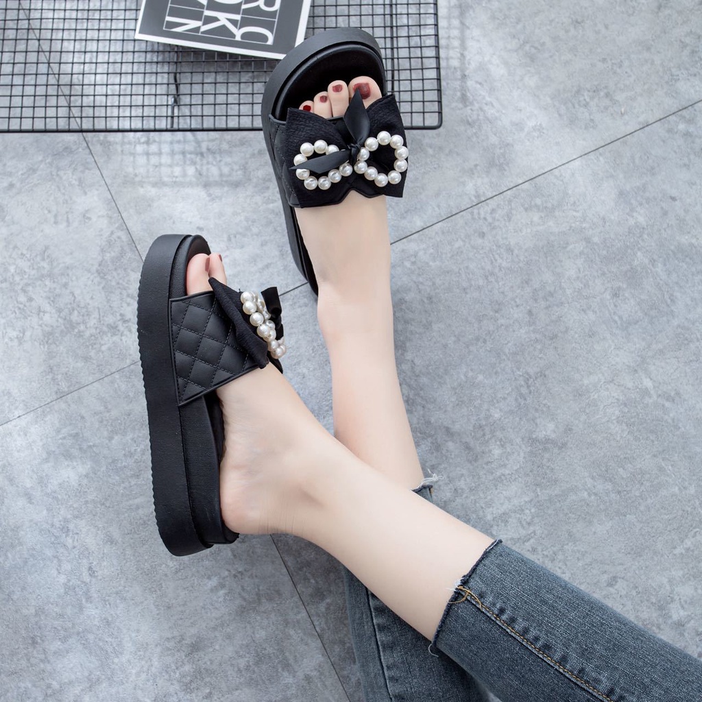 Giày Sandal Đế Dày Mềm Mại Dễ Phối Đồ Phong Cách Năm Mới