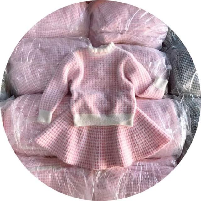 Váy bé gái 2-10tuoi cực xinh luôn giá mềm cực kì .có.2 màu đỏ hồng các mẹ ủng hộ e nhé cam kết chuẩn hình đẹp hơn hình ạ