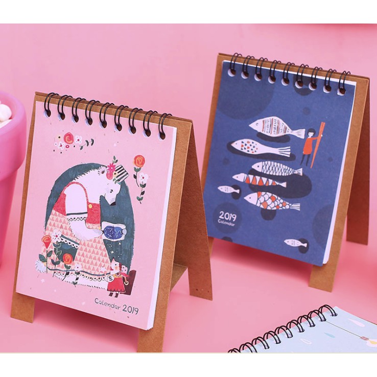 Lịch Để Bàn Hoạ Tiết GẤU DÂU 2024, Lịch Lò Xo Mini H012