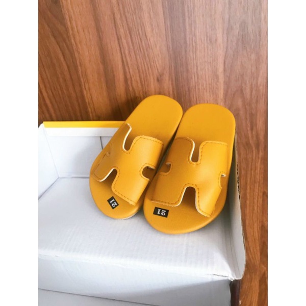 dép quai H dành cho bé . bé trai . bé gái đều mang được dép có họa tiết caro gucci. cam. vàng nghệ