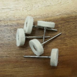 Dùng dụng cụ đánh bóng resin chuyên dùng B2