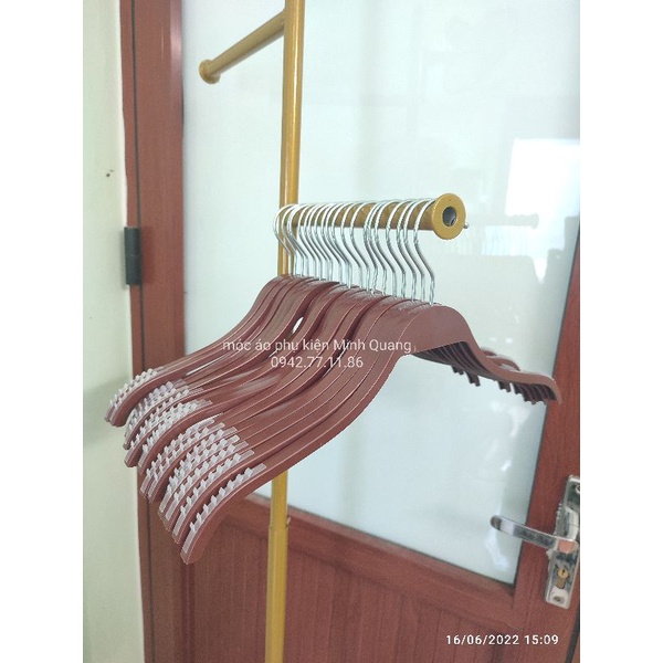 móc treo quần áo bằng nhựa có đệm vai.màu nâu soocla,ngang vai 40cm.phụ kiện cho shop thời trang